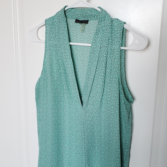 Vince Camuto Mint Printed V-Neck Sleeveless Top - Picture 5 of 10